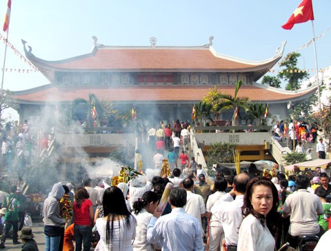 Nhiều người dân đi lễ chùa bị các bãi gửi xe "móc túi"